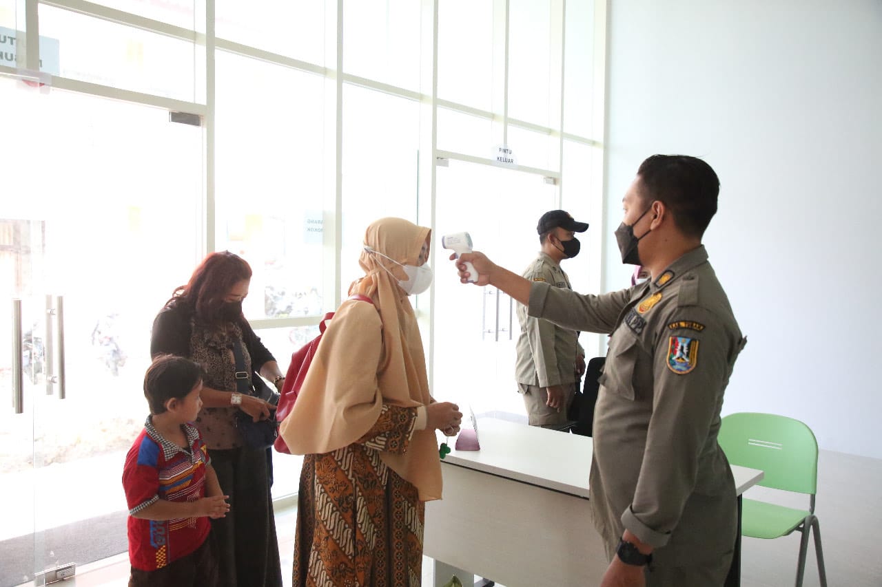 Cek suhu tubuh sebelum masuk MPP