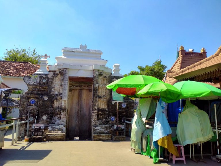 Terpuruk Lagi, Pedagang Oleh-oleh di Makam Sunan Bonang