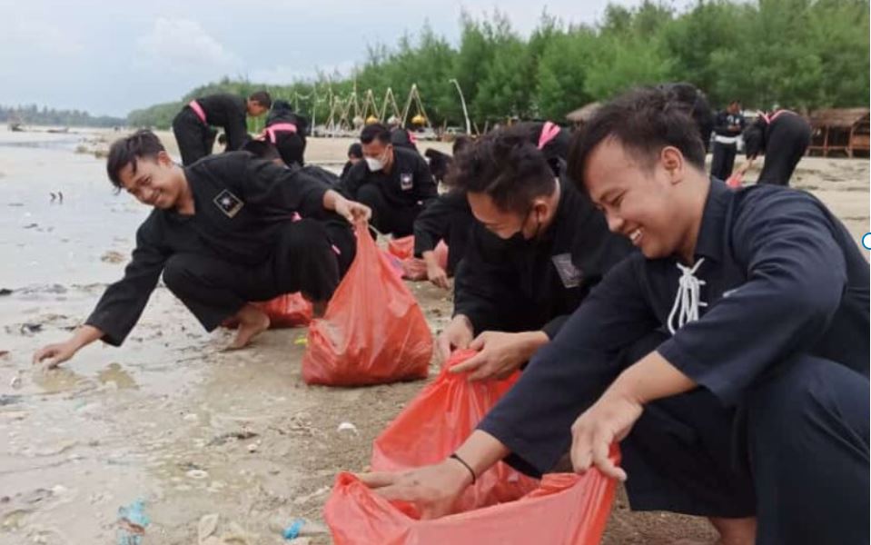 Pengambilan Sabuk SH Terate Ranting Tuban Diawali dengan Bersih-bersih Pantai