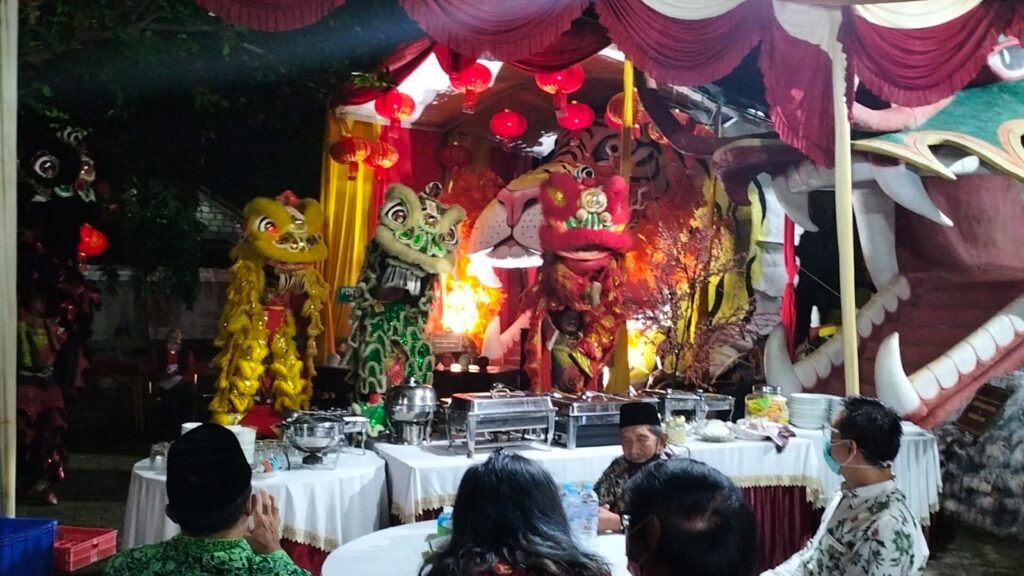 Atraksi Barongsai Memeriahkan Perayaan Cap Go Meh di Kelenteng Kwan Sing Bio Tuban