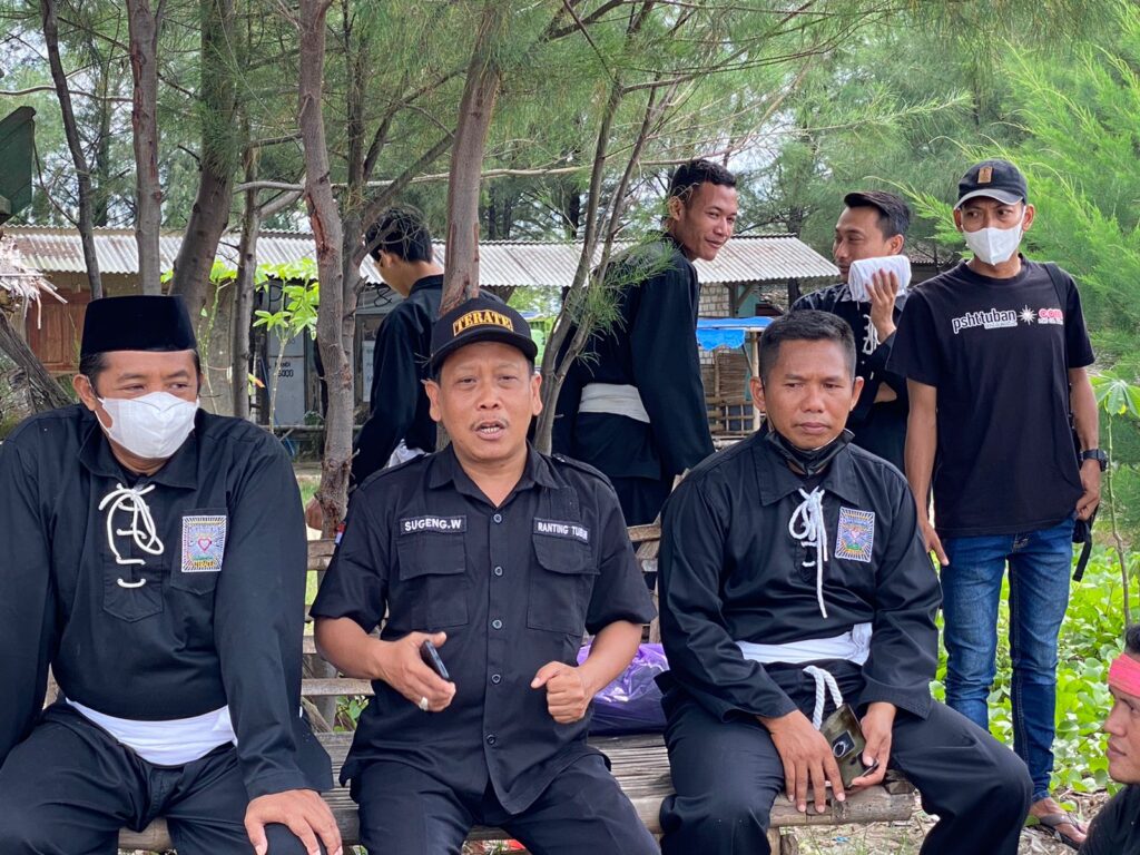 Pengambilan Sabuk SH Terate Ranting Tuban Diawali dengan Bersih-bersih Pantai