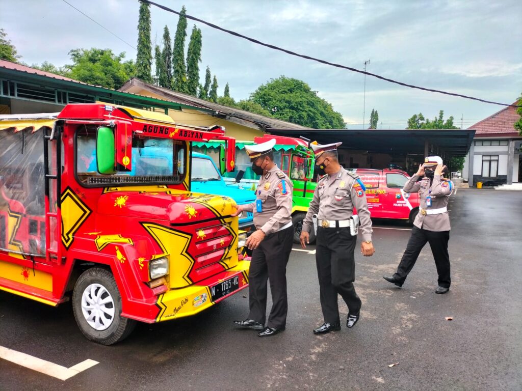 Berani Melintas di Jalan Umum, Kereta Tayo akan Ditindak Tegas