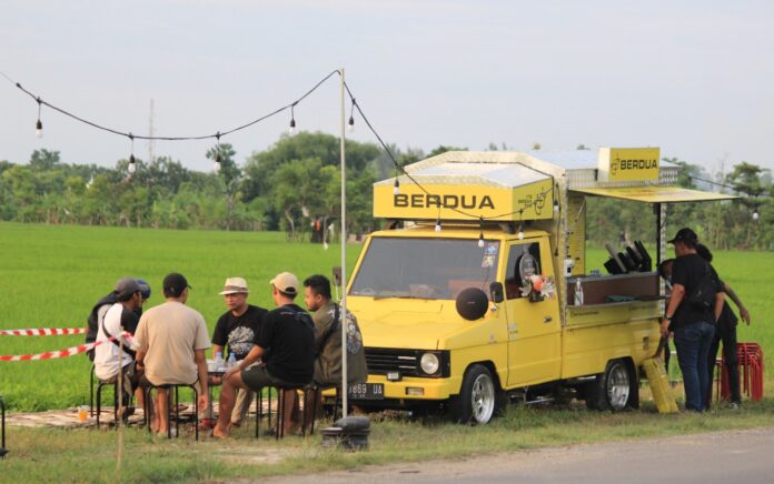 BERDUA FOOD TRUCK Cafe Sajikan Keindahan Panorama Langit Sore