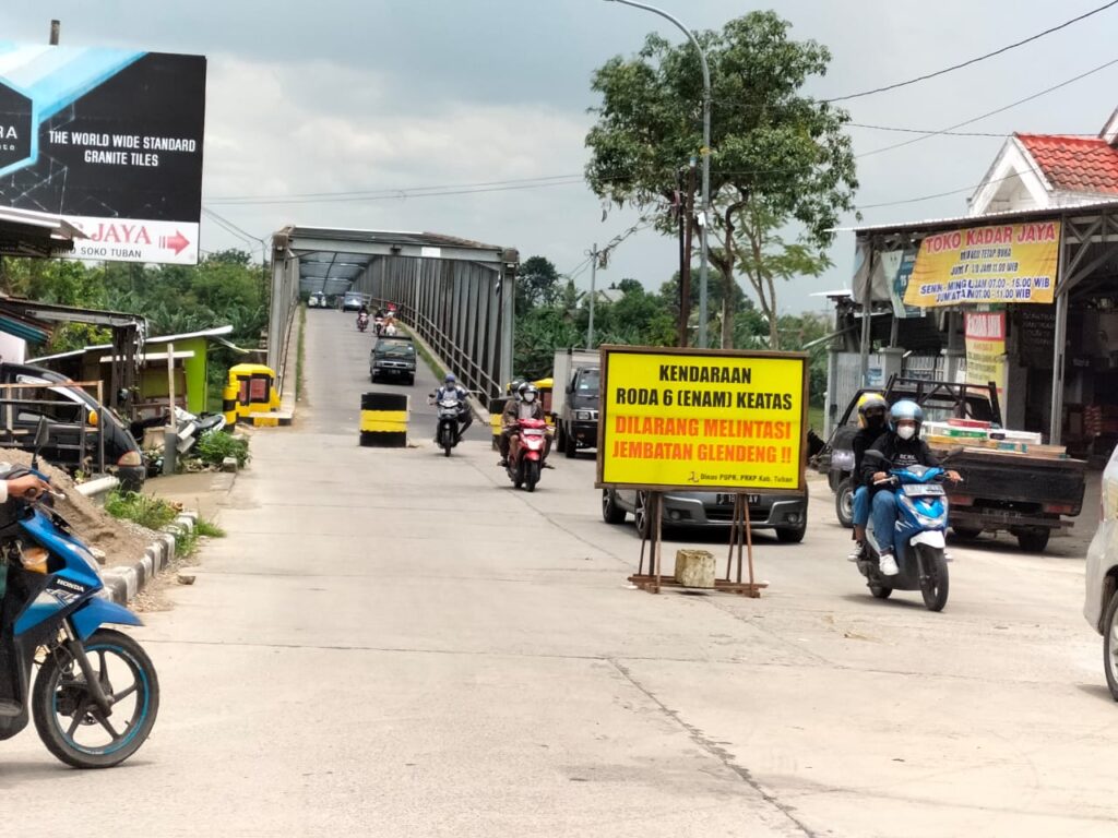 Meski Dilarang, Kendaraan Roda 6 Tetap Melintas Jembatan Glendeng - Soko