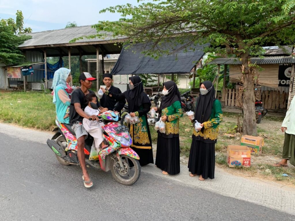 Manfaatkan Momen Ramadhan, PR IPNU-IPPNU Desa Leran Kulon Bagikan Takjil