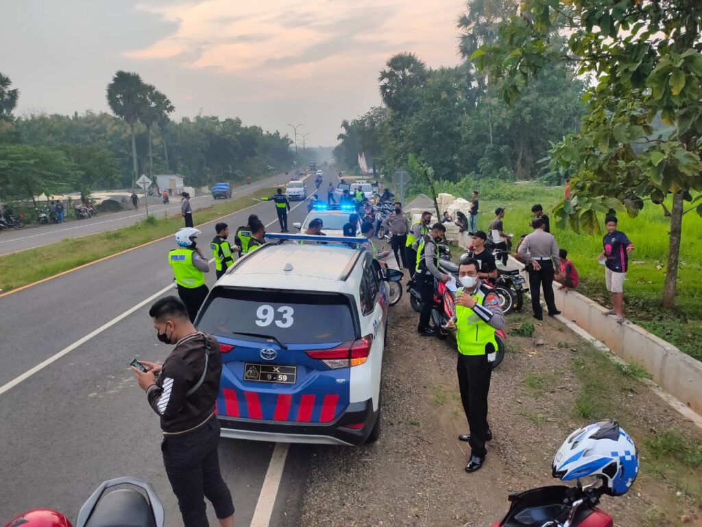 Aksi Balap Liar Kocar Kacir Setelah Polisi Datang, Satu Unit Motor Tak Bertuan