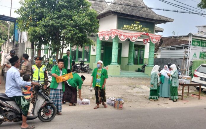 Peringati Harlah, PAC GP Ansor dan Fatayat NU Jenu Gelar Baksos dan Bagikan 1.000 Takjil