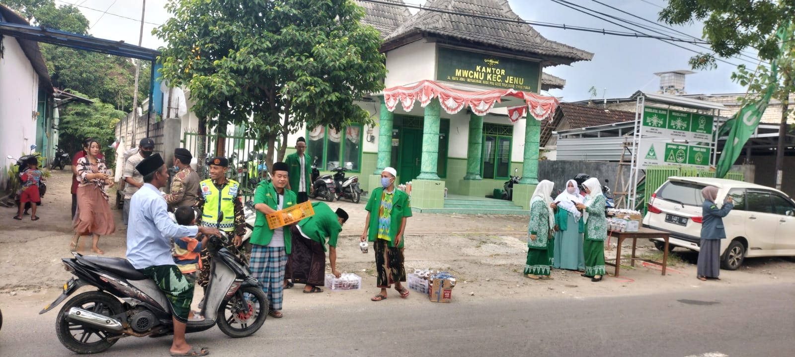 Peringati Harlah, PAC GP Ansor dan Fatayat NU Jenu Gelar Baksos dan Bagikan 1.000 Takjil