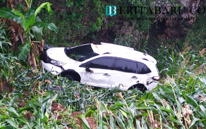 Sebuah Mobil BR-V Terjun ke Jurang Sedalam 15 Meter di Grabakan