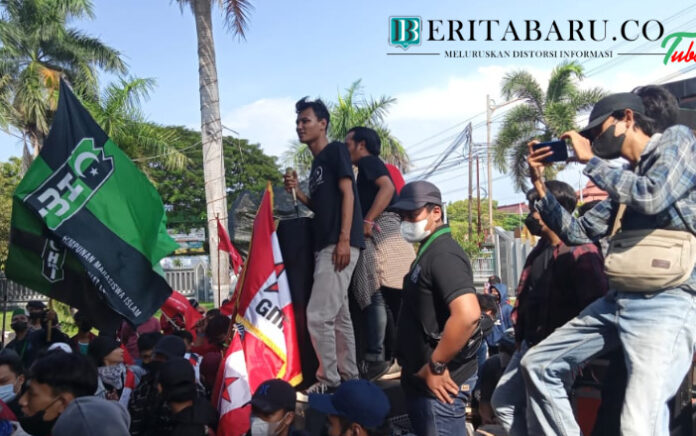 Puluhan Mahasiswa Tuban Gelar Aksi di Depan Gedung DPRD Tuban