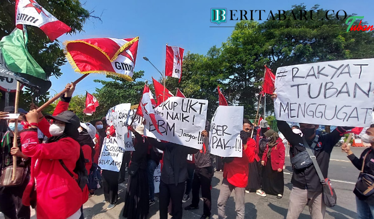 Puluhan Mahasiswa Tuban Gelar Aksi di Depan Gedung DPRD Tuban