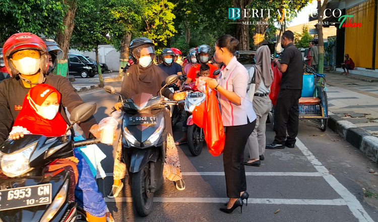 Direktur Utama PT BSB Steel Bagikan Ratusan Takjil di Jalan Basuki Rahmat Tuban