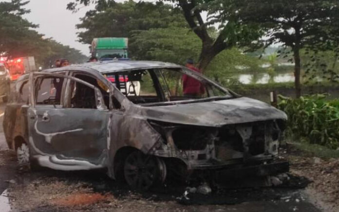 Mobil Innova Reborn Ludes Dilalap Si Jago Merah di Jalan Raya Nasional 1 Tuban - Babat
