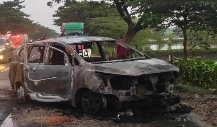 Mobil Innova Reborn Ludes Dilalap Si Jago Merah di Jalan Raya Nasional 1 Tuban - Babat