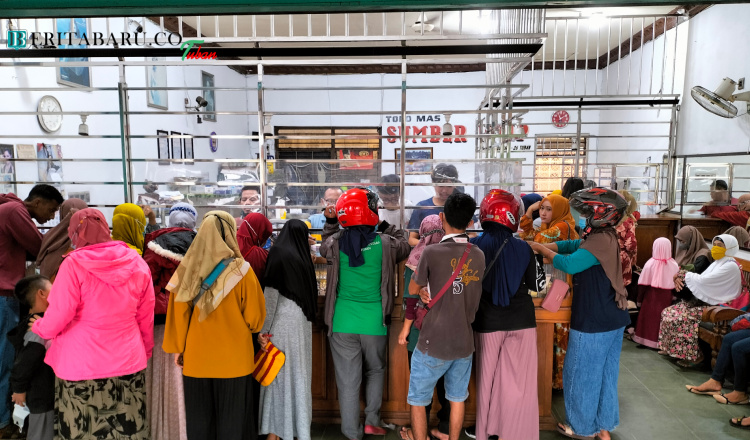 Mendekati Lebaran, Toko Emas di Jalan Gajah Mada Tuban Kembanjiran Pembeli