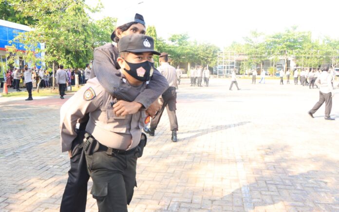 Aksi Polisi Tuban, Gendong Penyandang Disabilitas Saat Penyaluran Bantuan Tunai