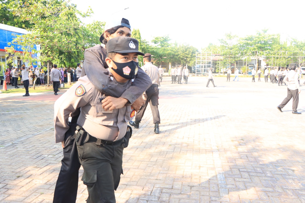 Aksi Polisi Tuban, Gendong Penyandang Disabilitas Saat Penyaluran Bantuan Tunai