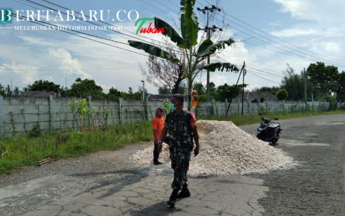 Sering Dilintasi Mobil Tangki, Jalan Menuju Fuel Terminal Tuban Rusak Parah