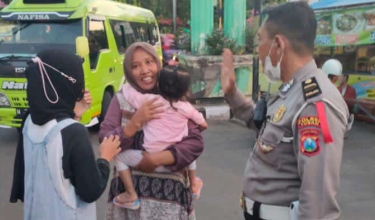 Penjual Rujak Temukan Balita Yang Tertinggal Rombongan Ziarah di Alun-alun Tuban