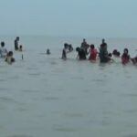Kebiasaan Unik Warga Tuban Setelah Rayakan Momen Kupatan, Mandi Air Laut