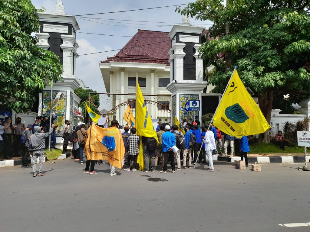 PMII Tuban Anggap Bupati Tak Punya Nyali Untuk Menemui Peserta Aksi