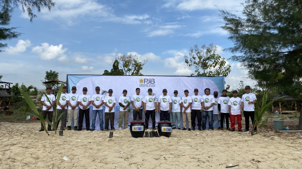 Peringati Hari Lingkungan Hidup Sedunia, PLTU Tuban Tanam Pohon Cemara di Pantai Sumur Pawon Mentoso