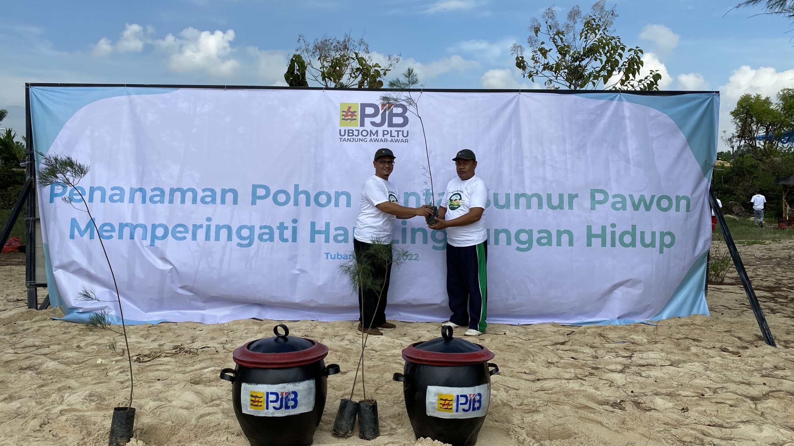 Peringati Hari Lingkungan Hidup Sedunia, PLTU Tuban Tanam Pohon Cemara di Pantai Sumur Pawon Mentoso