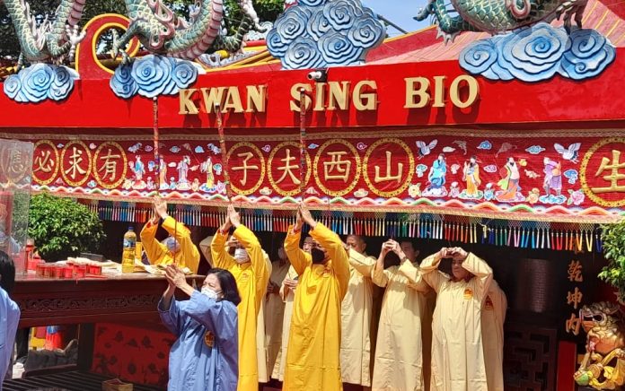 Umat Tri Dharma Rayakan HUT Dewa Kong Co Kwan sing Tee Koen di Klenteng Kwan Sing Bio Tuban