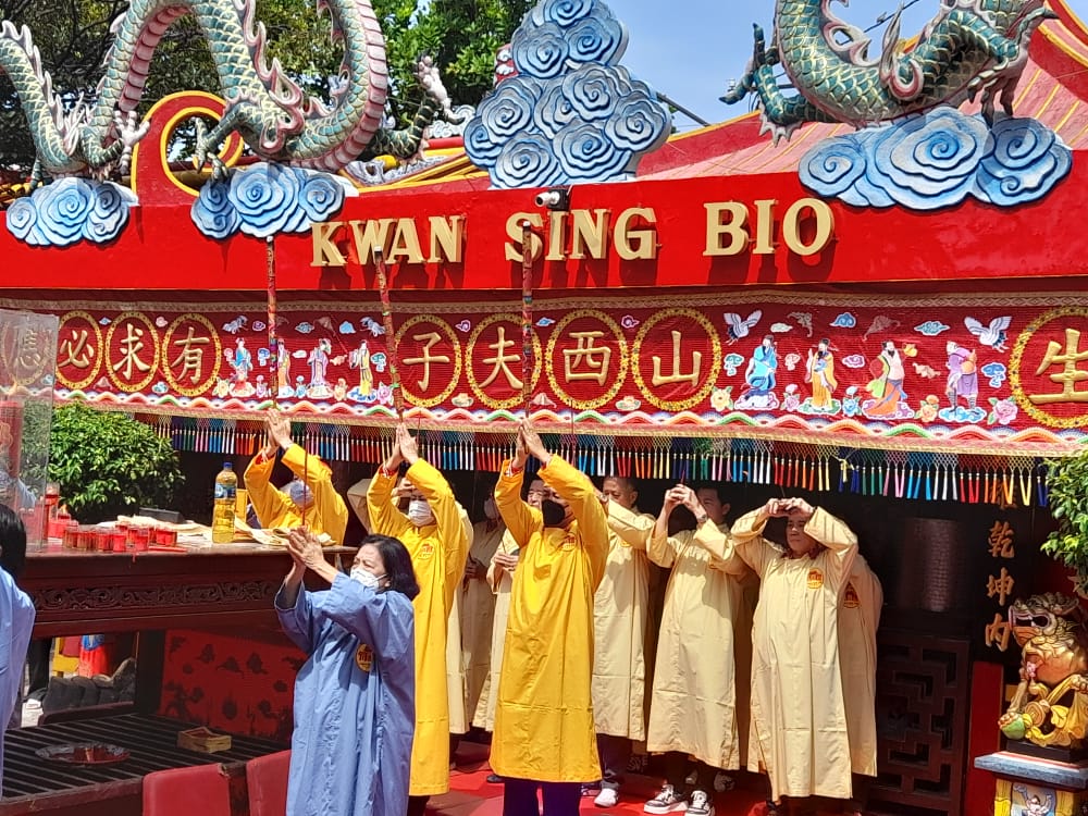Umat Tri Dharma Rayakan HUT Dewa Kong Co Kwan sing Tee Koen di Klenteng Kwan Sing Bio Tuban