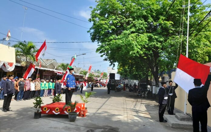 Rayakan HUT RI ke-77, Paguyuban Pedagang Pasar Baru Tuban Gelar Upacara Bendera