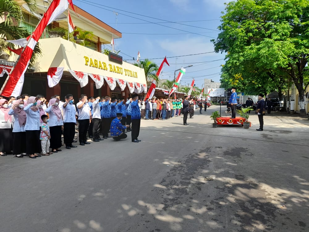 Rayakan HUT RI ke-77, Paguyuban Pedagang Pasar Baru Tuban Gelar Upacara Bendera