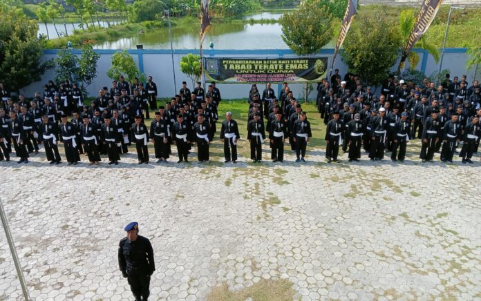 Tanamkan Jiwa Nasionalisme, SH Terate Cabang Tuban Serentak Gelar Upacara Bendera HUT RI ke-77