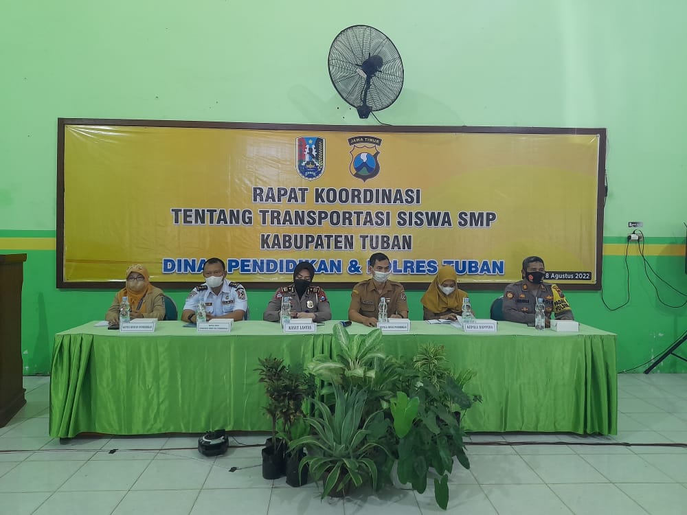 Kasat Lantas Polres Tuban Beri Diskresi Mobil Barang Mengangkut Anak Sekolah