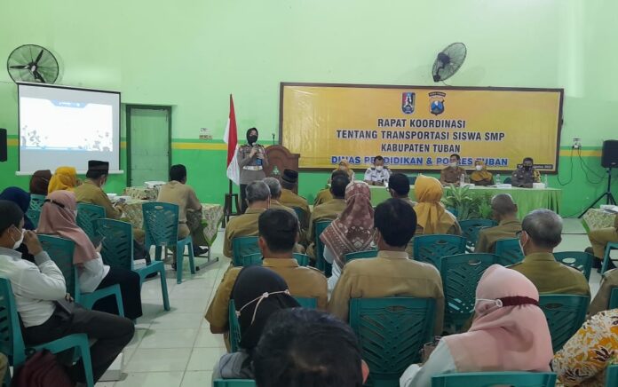 Kasat Lantas Polres Tuban Beri Diskresi Mobil Barang Mengangkut Anak Sekolah