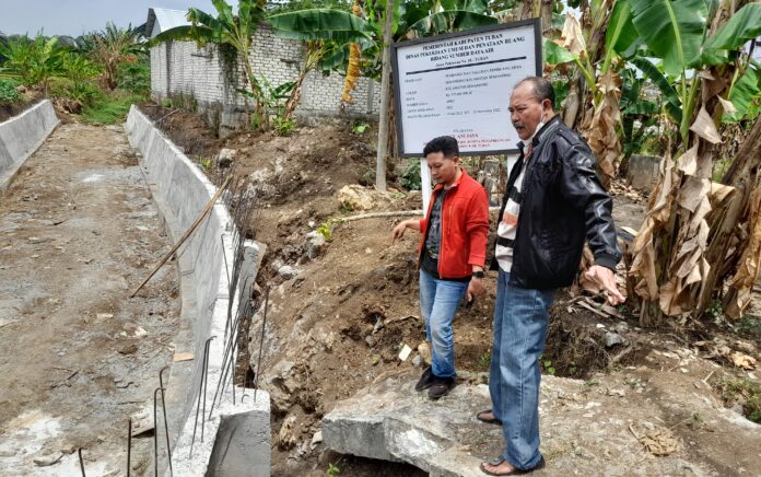 Warga Semanding Anggap Dinas PUPR Tuban Lalai, Bangunan Pagar Temboknya Roboh