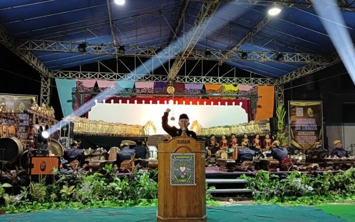 Peringati 1 Abad, SH Terate Tuban Santuni 100 Anak Yatim dan Menggelar Wayang Kulit