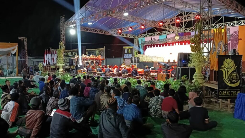 Peringati 1 Abad, SH Terate Tuban Santuni 100 Anak Yatim dan Menggelar Wayang Kulit