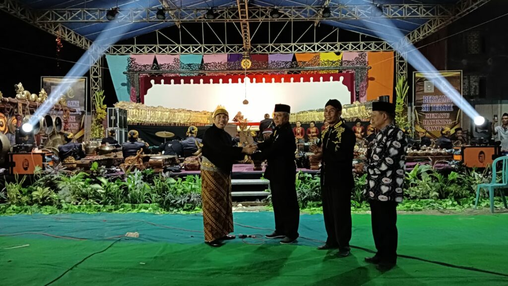 Peringati 1 Abad, SH Terate Tuban Santuni 100 Anak Yatim dan Menggelar Wayang Kulit