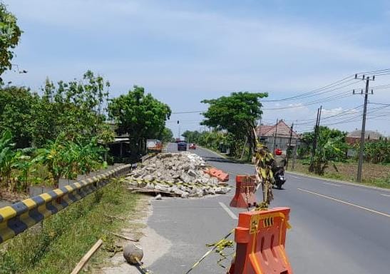 Batu Bertumpuk di Ruas Jalur Pantura Tuban, Bahayakan Pengguna Jalan