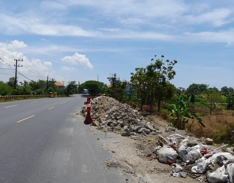 Batu Bertumpuk di Ruas Jalur Pantura Tuban, Bahayakan Pengguna Jalan