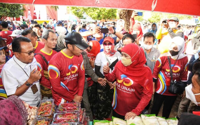 HUT Emas IKA Unair di Tuban, Gubernur Khofifah Gelar Pasar Murah dan Serahkan Bantuan Perlindungan Sosial