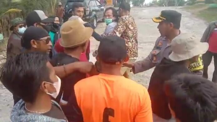 Warga Tolak Pintu Masuk Pantai Semilir Ditutup, Pengacara Ahli Waris Hj. Sholikah Mengamuk