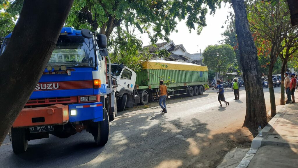 Sopir Tertidur Saat Mengemudi, Truk Trailer Tabrak Pohon di Pantura Tuban