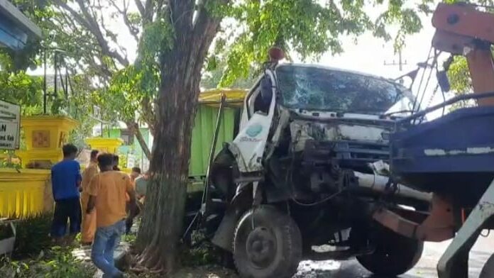 Sopir Tertidur Saat Mengemudi, Truk Trailer Tabrak Pohon di Pantura Tuban