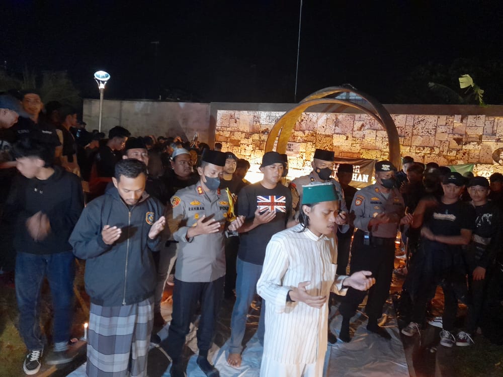 Aliansi Suporter Tuban Nyalakan 1000 Lilin dan Doa Bersama Untuk Korban Kanjuruhan Malang