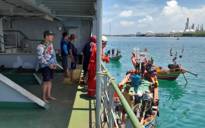 Nelayan Socorejo Hentikan Kapal Yang Diduga Melakukan Aktivitas Dredging