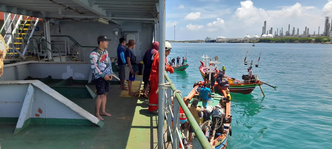 Nelayan Socorejo Hentikan Kapal Yang Diduga Melakukan Aktivitas Dredging