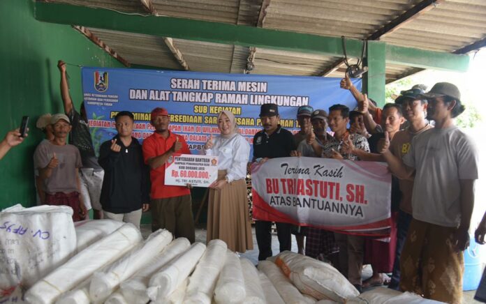 Tri Astuti Turun Gunung, Bantu Sarpras Penangkap Ikan Untuk Nelayan di Palang