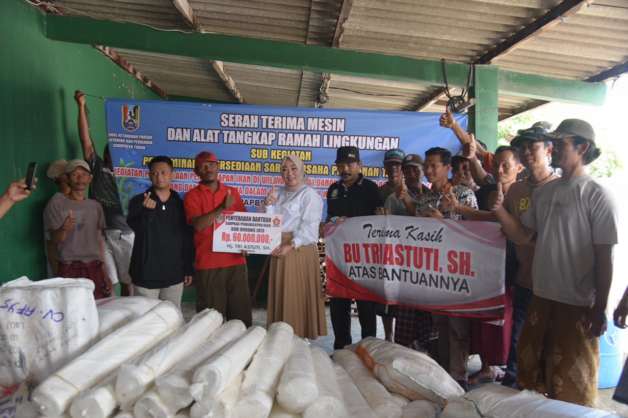 Tri Astuti Turun Gunung, Bantu Sarpras Penangkap Ikan Untuk Nelayan di Palang