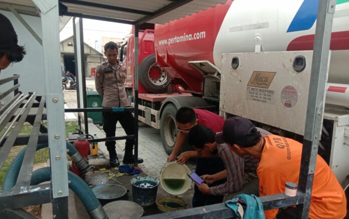 Hati-Hati, Fuel Terminal Tuban Kirim BBM Jenis Pertalite Bercampur Air di SPBU Tuban